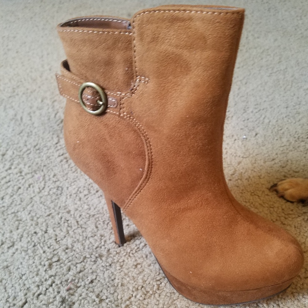 Shoes - Picture 7 of 8